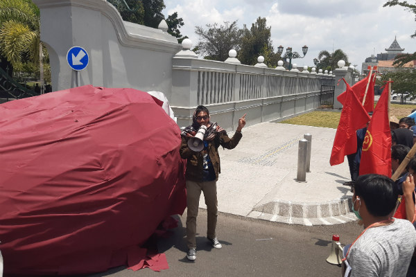 Protes UMK-UMP, Serikat Buruh dan Mahasiswa Tinggalkan Telur Raksasa di Gerbang Kepatihan