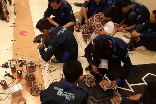  220 Tim Pelajar Beradu Karya Robot di Taman Pintar