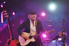 Iwan Fals Kaget Diberi Hadiah Gitar oleh Rhoma Irama