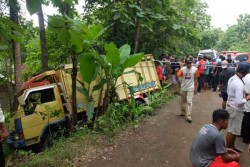 Truk Bermuatan Batu Bata Jatuh ke Jurang Nanggulan, Sopir Sempat Terjepit