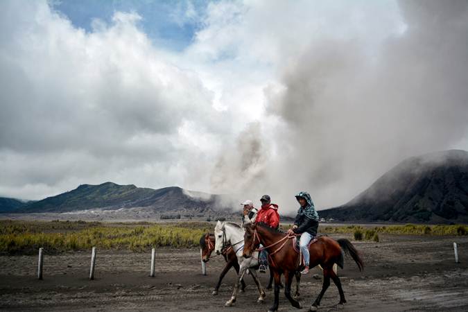 Bromo Ditutup Sebulan untuk Kendaraan, Wisatawan Boleh Naik Kuda