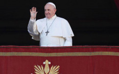 Paus Fransiskus Pimpin Upacara Jalan Salib di Lapangan Santo Petrus yang Kosong