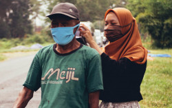 Dimas Diajeng Kulonprogo Bagi-bagi Masker pada Petani dan Pedagang Pasar