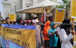 Buruh Produsen Olahan Ayam di Sleman Demo karena PHK