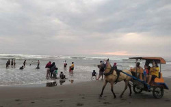 Wisatawan Laporkan Pajak Tempat Duduk di Pantai Parangtritis, Ini Respons Pokdarwis