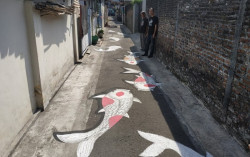 Warga Kampung Ini Sulap Jalan Jadi Serasa Kolam Ikan