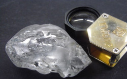 Wow, Penambang Lokal Temukan Berlian 442 Karat, Harganya Rp260 Miliar
