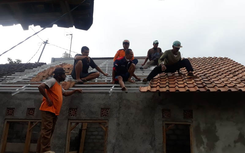 Warga dan Komunitas Gotong Royong Bantu Bedah Rumah Milik Warga Purwomartani 