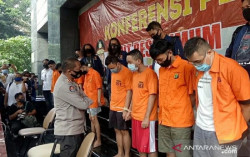 Polisi Gelar Rekonstruksi Kasus Pesta Asusila Sesama Jenis