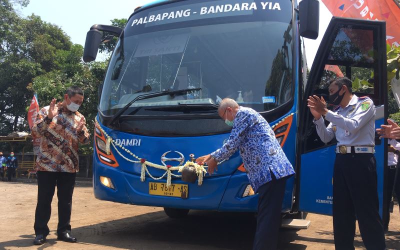 Bupati Bantul Suharsono saat meresmikan DAMRI Palbapang-YIA di Terminal Palbapang, Kamis (17/9/2020). - Harian Jogja/Jumali