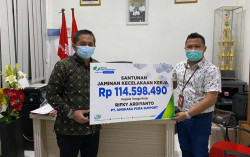 Ahli Waris Karyawan PT Angkasa Pura Terima Santunan