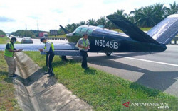 Sebuah Pesawat Mendarat Darurat di Jalan Tol