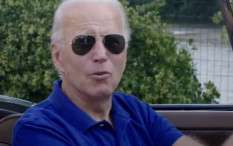 Waduh, Joe Biden Terkilir saat Bermain dengan Anjingnya