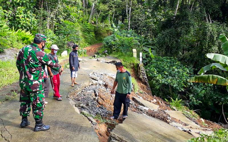 Diguyur Hujan, Jalan Penghubung Antar Desa di Kokap Ambles