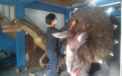Menarik, Ada Kostum Dinosaurus Ala Anak SMK Bantul. Harga Jual sampai Ratusan Juta