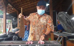 Buka Warung Sate Saat Pandemi, Pria Ini Rekrut Korban PHK