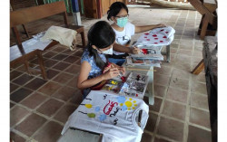 Siswa SMP Mangunan Kirim Surat dan Lukis Kaus untuk Korban Bencana NTT