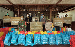 Ambarrukmo Group Serahkan Paket Bantuan bagi Warga yang Isoman
