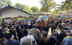 Pemakaman Jenazah KGPAA Mangkunagoro IX Digelar Tertutup, Puluhan Pelayat Nekat Menunggu