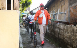 Komunitas Sepeda Blusukan Kampung Cari Anak Yatim Akibat Covid-19