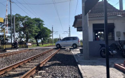 Petugas Palang Rel di Klaten Selamatkan Orang yang Berbaring di Rel untuk Bunuh Diri