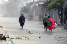Hujan Deras dan Angin Kencang Reklame RS Hermina Depok Roboh