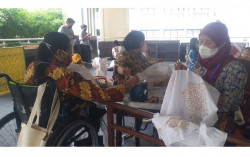 Penyandang Disabilitas DIY Membatik Bersama di Puncak Hari Batik Nasional