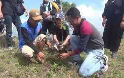 Mahasiswa Universitas Cokroaminoto Tanam Ribuan Bibit Pohon untuk Cegah Longsor