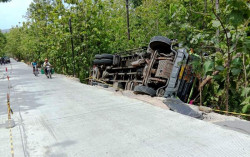 Sopir Ngeyel, Dua Tronton Terguling di Tanjakan Krikilan Gunungkidul