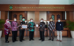  Kanwil Ditjen Perbendaharaan DIY Serahkan Penghargaan Opini WTP LKPD 2020 ke Pemkab Kulonprogo