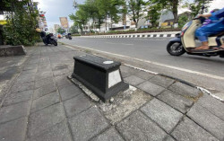 Ada Makam di Trotoar Pinggir Jalan Solo Baru, Begini Ceritanya