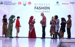 Puluhan Model Tampil Menawan di Atas Catwalk 'Rembang Fashion Parade 2021'