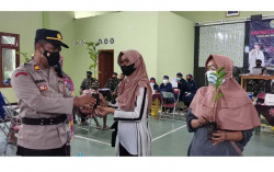 Gandeng Mahasiswa, Satbrimob Polda DIY Vaksin Warga dan Bagi Bibit Pohon