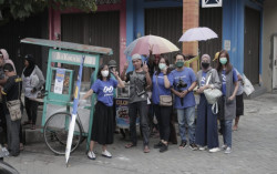 Rayakan Hari Jadi ke-8, Niagahoster Borong Dagangan Warung dan PKL