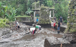 Cegah Banjir, Warga Bersihkan Sungai Buntu