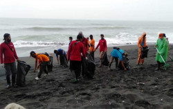 Sambut Libur Nataru, Warga Pesisir Bersihkan Sampah di Pantai