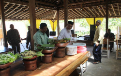 Belajar Berwirausaha, Sekelompok Santri di Ponpes Ini Buka Rumah Makan