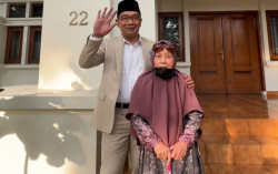 Unik, Begini Cara Ridwan Kamil Bahagiakan Ibu Kandung saat Hari Ibu 