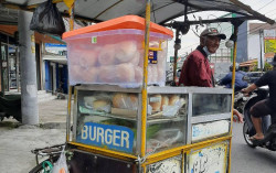 Sudah 79 Tahun, Mbah Wahidi Masih Kuat Menjual Burger Keliling Sleman