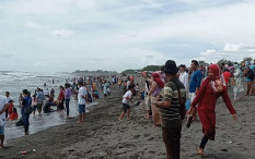 Pelancong Tumpah Ruah di Pantai Glagah