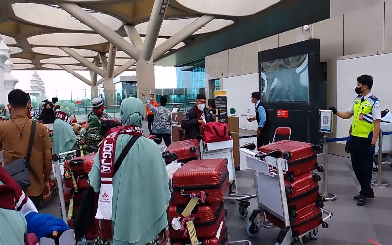 Tangisan Warnai Keberangkatan Jemaah Umrah dari Bandara YIA