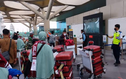 Tangisan Warnai Keberangkatan Jemaah Umrah dari Bandara YIA