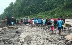 24 Truk Terjebak di Sungai Boyong, Hujan Tumpah saat Truk Tengah Mengantre