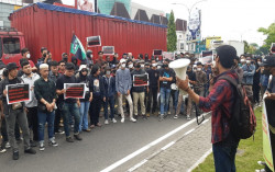 Puluhan Warga Wadas Ditangkapi Polisi, Warga Bersolidaritas Menggeruduk Kantor BBWS di Sleman