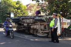 Truk Terguling, Muatan Kayu Berhamburan di Simpang Tiga Ring Road Maguwo