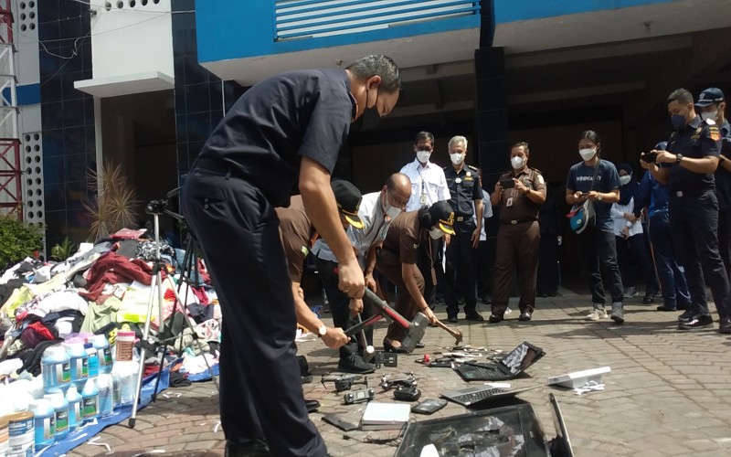 Barang Impor Ilegal di DIY Senilai Rp1,3 Miliar Dimusnahkan! Ada Boneka Arwah hingga Sex Toys
