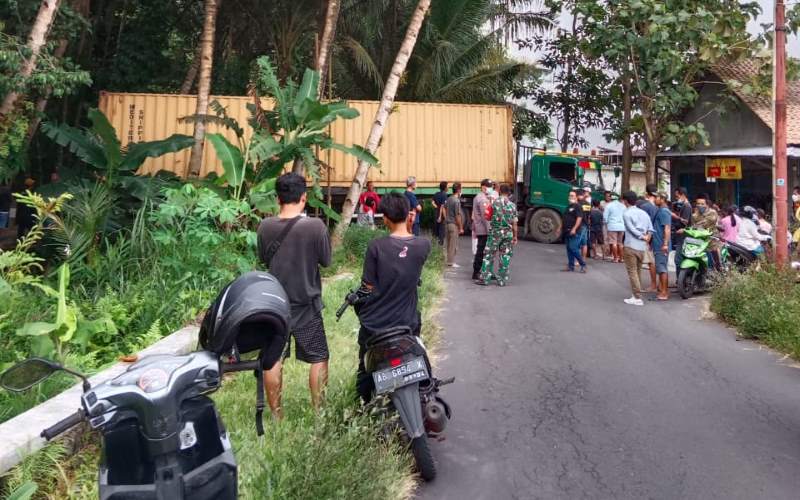 Tak Masuk Akal! Ikuti Google Maps, Truk Kontainer Malah Terjebak di Jalan Kampung Seyegan Sleman