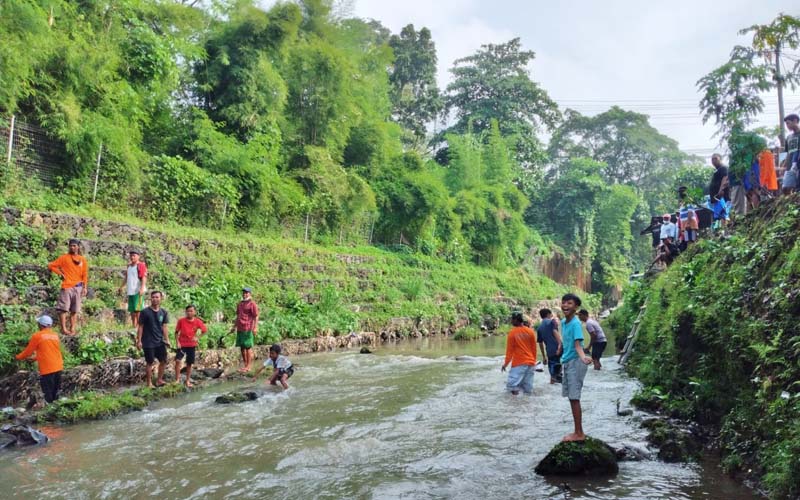 Ratusan Warga Terlibat Bersih Sungai Serentak