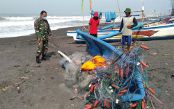 Dihantam Gelombang Tinggi, Kapal Nelayan Hancur di Pantai Kuwaru