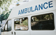 Waduh...Ambulans Pembawa Jenazah Terguling di Jalan Prambanan-Piyungan